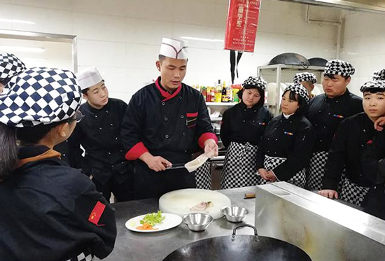 石家莊旅游學(xué)校烹飪專業(yè)學(xué)生上課