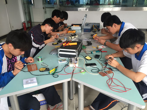 電子技術應用專業學生實訓課