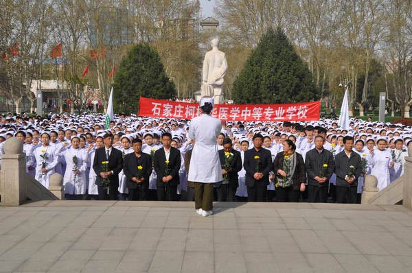 清明節(jié)學(xué)校師生在柯棣華大夫墓前重溫柯棣華事跡 清明節(jié)學(xué)校師生在柯棣華大夫墓前重溫柯棣華事跡