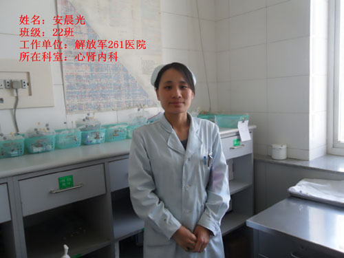 新生在做軍體拳訓(xùn)練 新生在做軍體拳訓(xùn)練