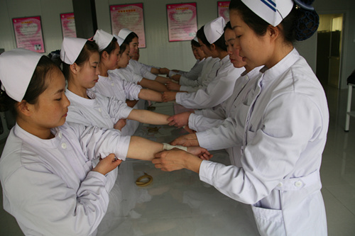 石家莊天使護士學(xué)校學(xué)生進行傷口包扎訓(xùn)練