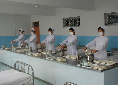 協和醫學院學生使用無菌技術-打開無菌容器