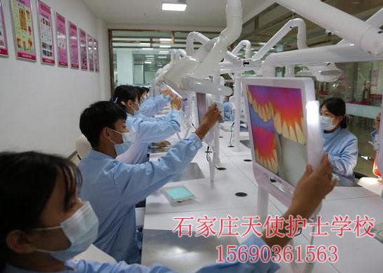 石家莊天使護士學?？谇粚I學生在臨床口腔實訓室上實踐課