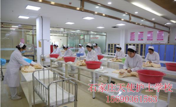 石家莊天使護士學校護理專業學生學習嬰兒包裹
