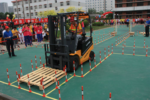 河北經(jīng)濟(jì)管理學(xué)校物流專業(yè)學(xué)生叉車實(shí)訓(xùn)