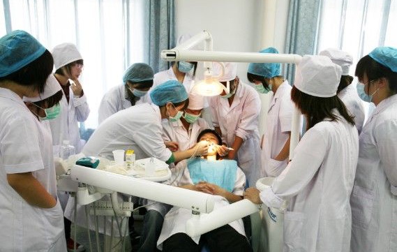石家莊同仁醫學院口腔專業學生實訓