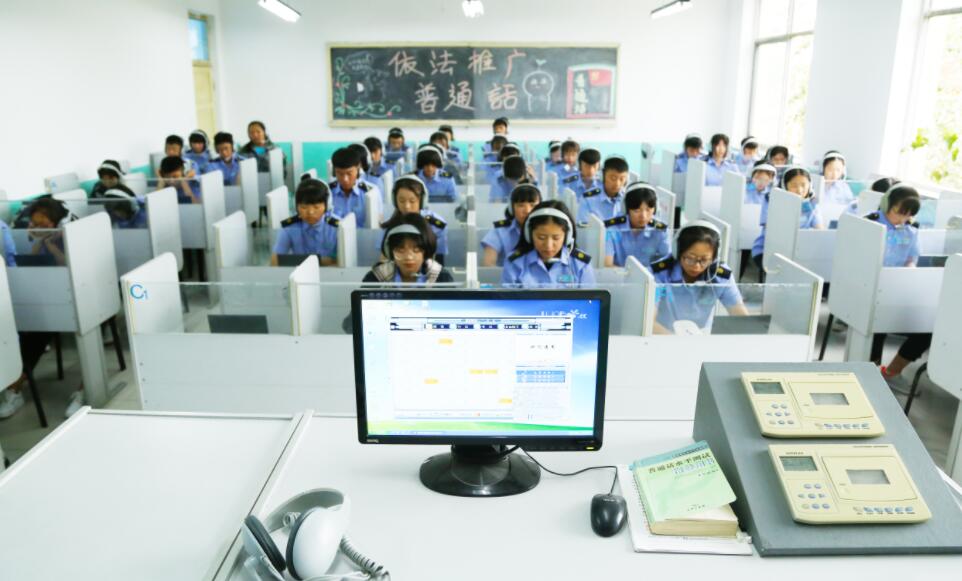 石家莊鐵路職業(yè)高級(jí)技工學(xué)校上課學(xué)生